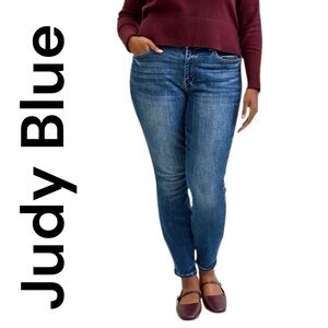 Judy Blue Women's Medium Wash Skinny Jeans. Size 16W. Like new preowned!!!